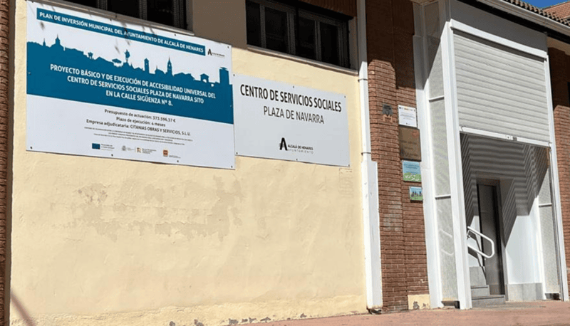 Oficina municipal con carteles sobre ayudas en Alcalá de Henares