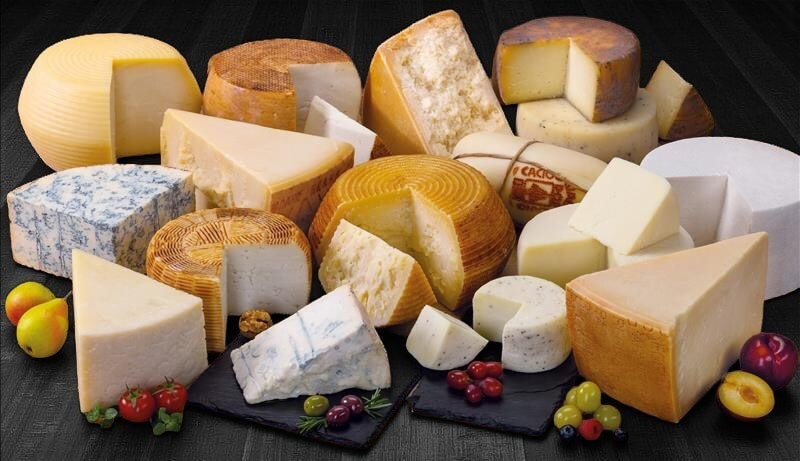 2026 cheeseboard trends: Assorted European cheeses and holiday cheeseboard ingredients arranged on a serving board, featuring a festive spread inspired by European Cheese Quality’s 2026 trends guide.