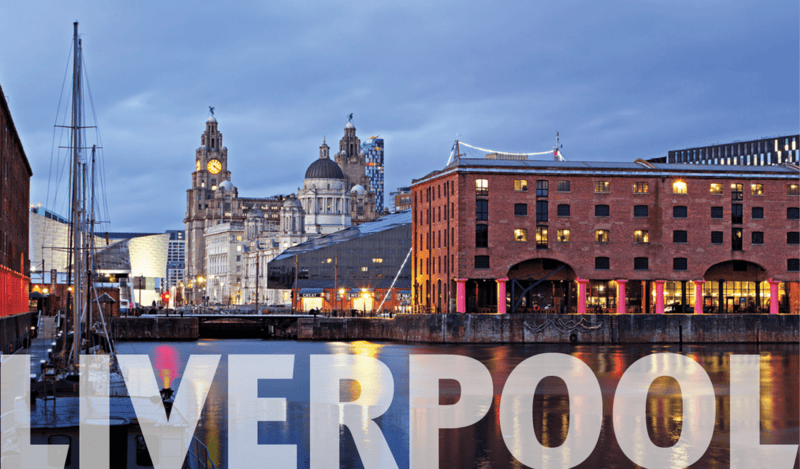 Liverpool bei Abenddämmerung mit Blick auf die Albert Docks und die Three Graces.