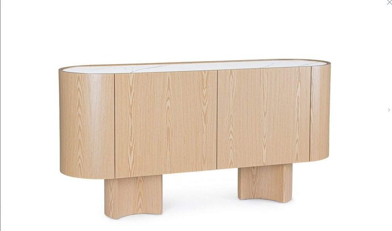 Credenza moderna in legno chiaro, design minimalista, ideale per soggiorno e ingresso.