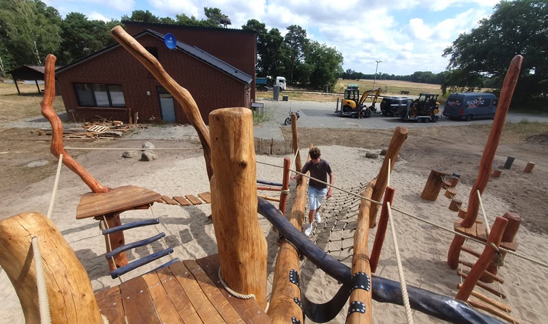Blick auf ein gerade fertiggestelltes Klettergerüst aus Holz