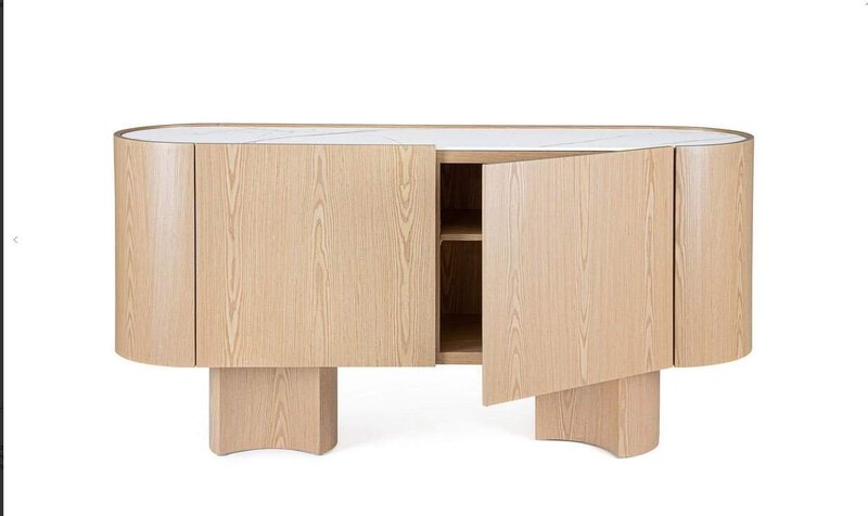 Mobile in legno naturale con design moderno e funzionale.