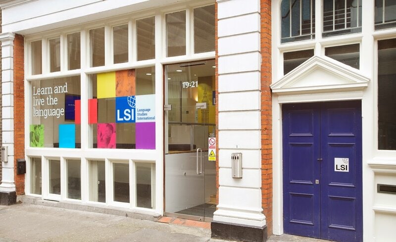 Eingang zur LSI Sprachschule mit Glasfassade und buntem Logo.
