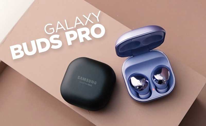 Samsung Galaxy Buds Pro против Galaxy Buds 2: что купить в 2021? 1 Samsung Galaxy Buds Pro оснащен активным шумоподавлением и режимом окружающего звука. Эти наушники понимают, когда вы говорите, и сами уменьшают громкость. Они имеют рейтинг IPX7 и могут противостоять любым брызгам воды