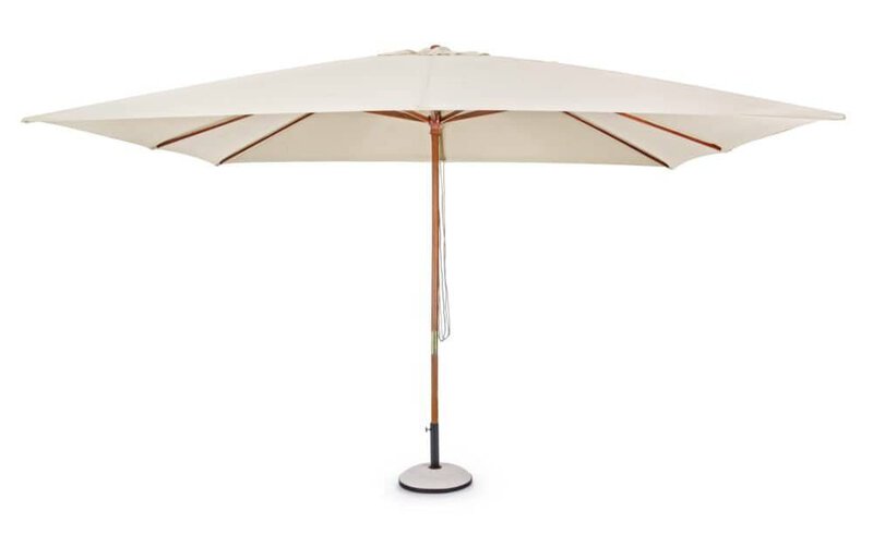 Ombrellone da esterno in tessuto beige con struttura in legno naturale e base stabile per giardini e terrazzi.