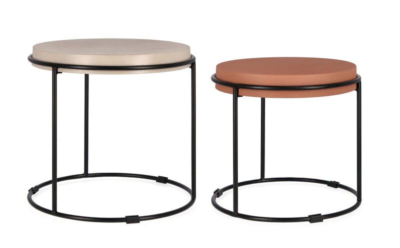 Alt text: Coppia di tavolini moderni con struttura in metallo nero e piano in tessuto beige e terracotta.