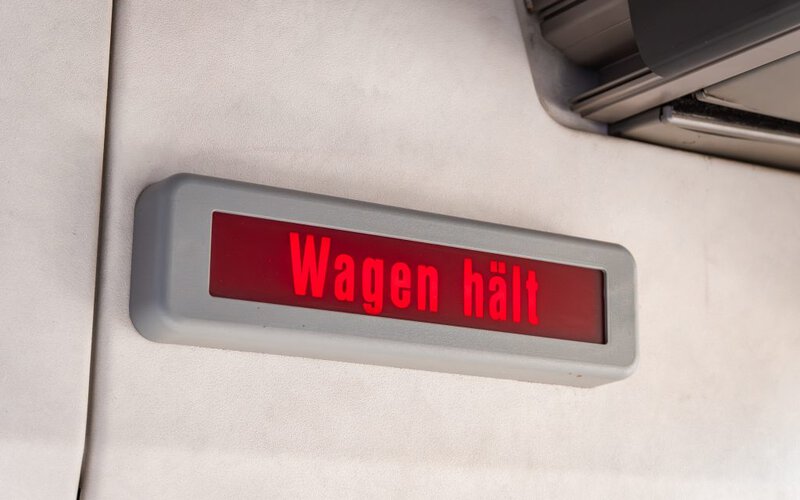 Aufnahme der Wagen-hält-Anzeige eines Ausflugsbusses der Ambos GmbH.