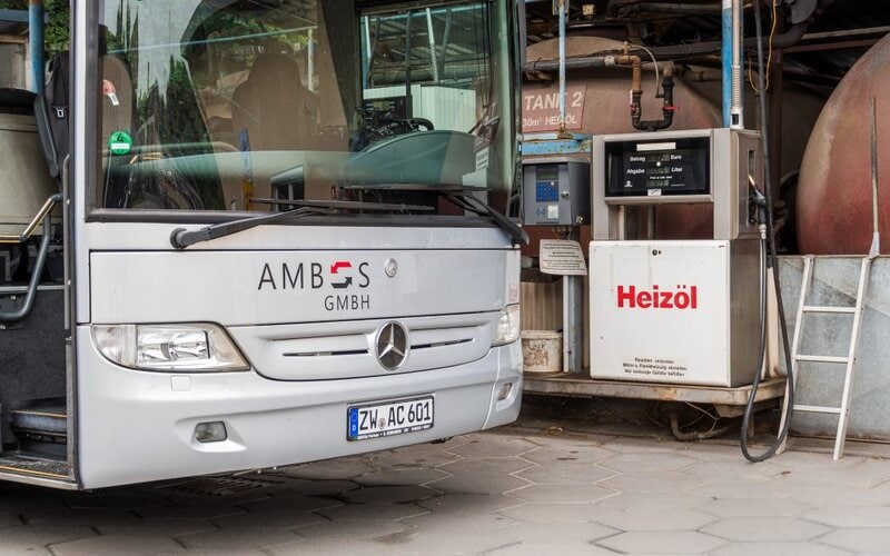 Ein moderner Ausflugsbus der Ambos GmbH vor der Tankstelle Otto Grund in Zweibrücken.