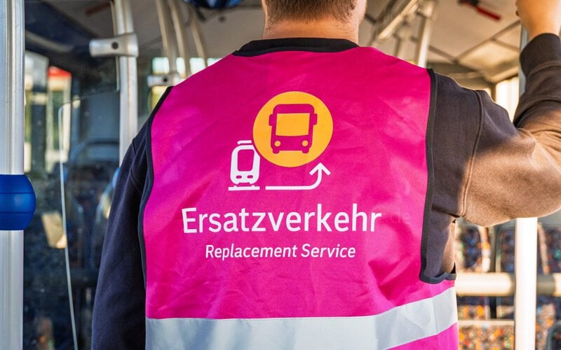 Mitarbeiter mit Warnweste im Linienbus der Ambos GmbH.