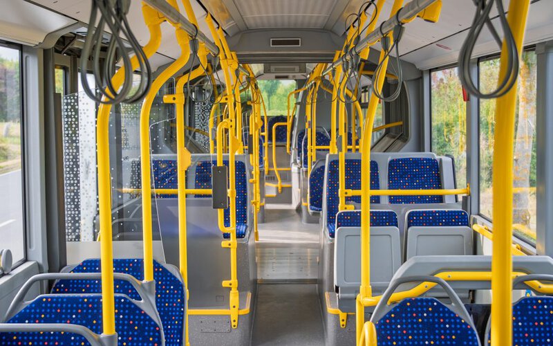Moderner Gelenkbus im Schienenersatzverkehr der Ambos GmbH.