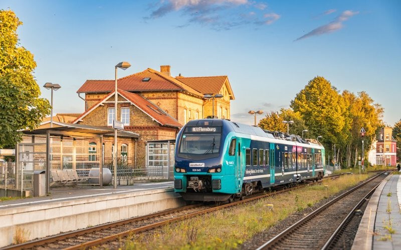 Akkuzug der NAH.SH am Bahngleis.