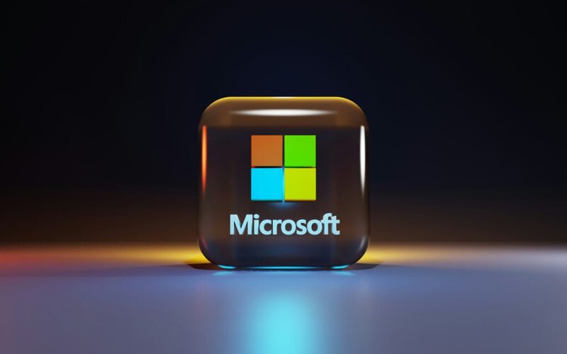 Cube avec dessus le logo Microsoft et un texte Microsoft