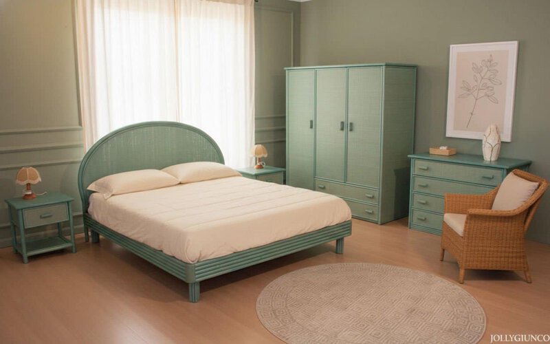 Camera da letto in stile coast con arredi verde acqua, armadio e comodini eleganti, atmosfera rilassante e luminosa.