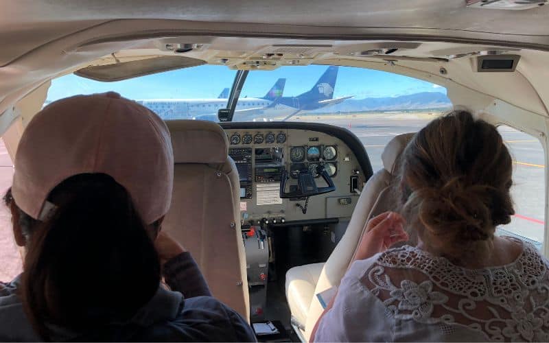 two woman on the oaxaca to puerto escondido flight on AeroTucan Airlines
