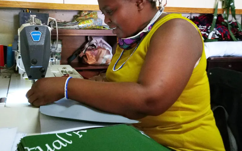 Picture of Bongi sewing fabric