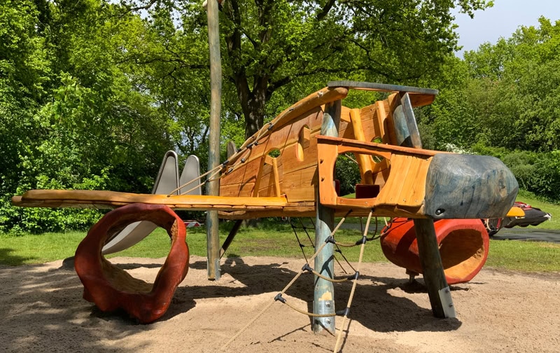 Ein Klettergerüst aus Holz, das aussieht wie ein Flugzeug