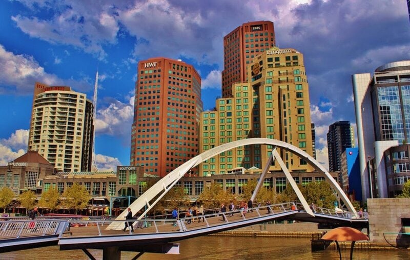 Melbourne Southbank mit der Seafarers Bridge und moderner Architektur am Yarra River.