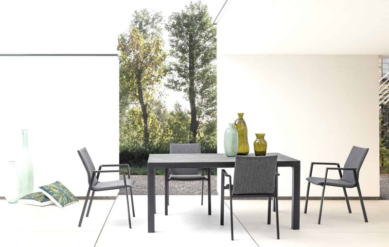 Elegante tavolo e sedie in soggiorno con accessori in vetro, design contemporaneo minimalista.