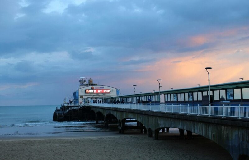 Bournemouth Pier bei Sonnenuntergang mit dramatischem Himmel