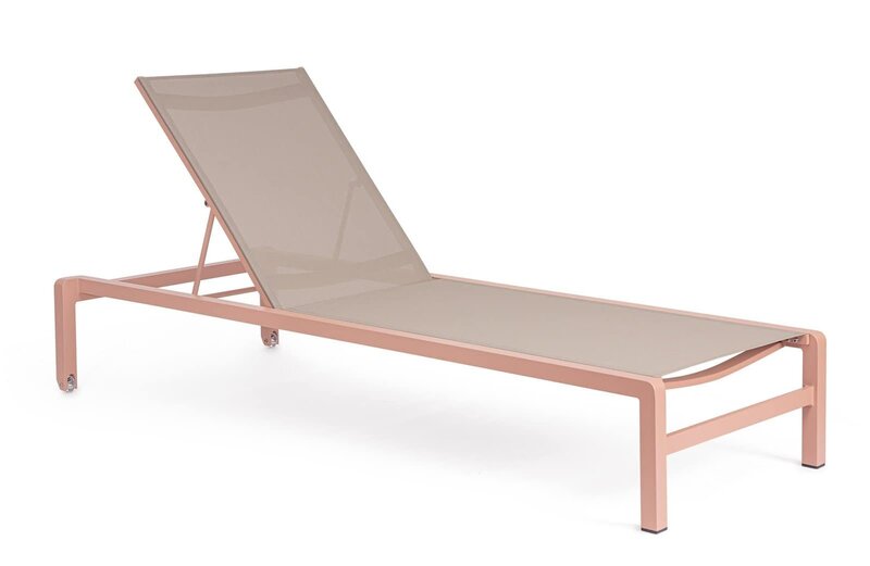 Sdraio in metallo rosa con superficie resistente per relax all'aperto e piscina.