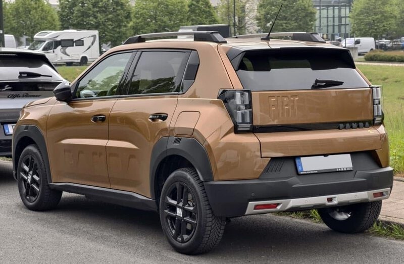 Fiat Grande Panda Electric La Prima photographiée de trois quarts arrière