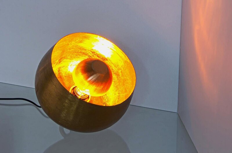 Lampada da tavolo in ottone con luce LED calda, stile moderno, illuminazione d'accento elegante.