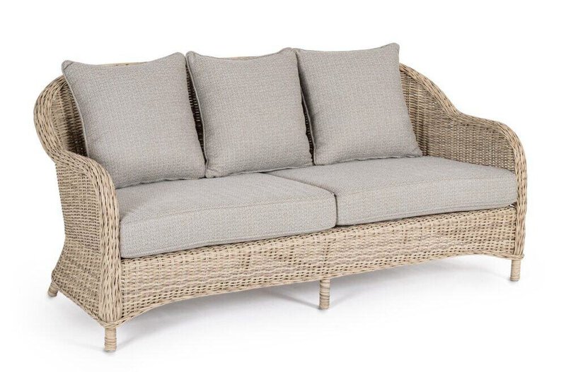 Divano in vimini con cuscini beige, arredo outdoor elegante e resistente.