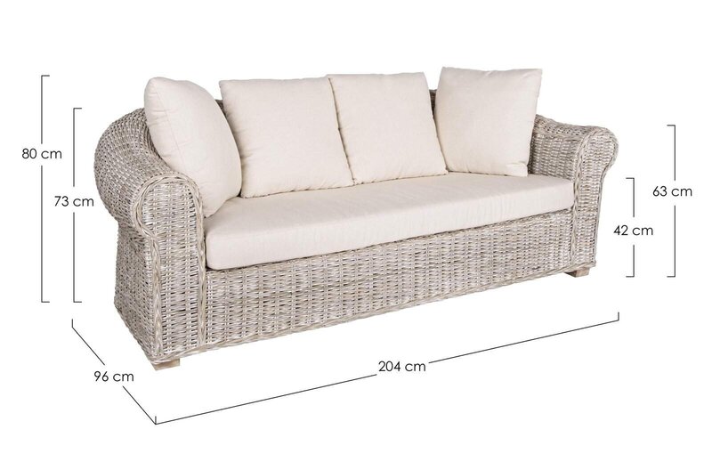 Divano in rattan beige con cuscini imbottiti per soggiorno e veranda.