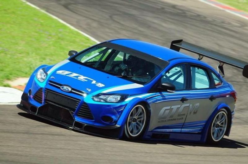 Ford Focus v8-powered1