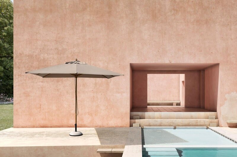 Ombrellone da giardino con design moderno e struttura resistente.