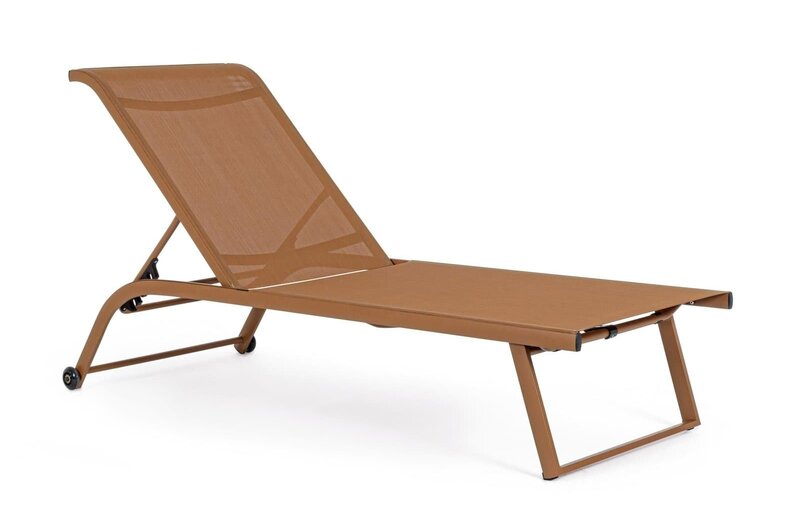 Descrizione di una sdraio estiva in rattan color sabbia, perfetta per il relax in giardino o in spiaggia.