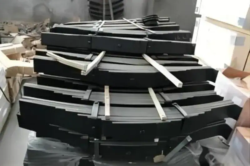 Hojas de suspensión Hercules apiladas en almacén de Muelles Quinto