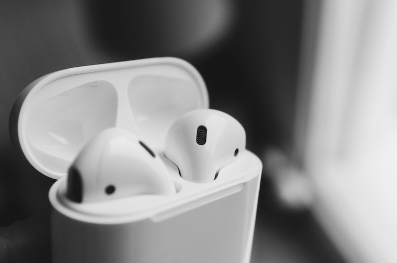 Make-Sure-Your-Airpods-Charging-Lid-is-Open