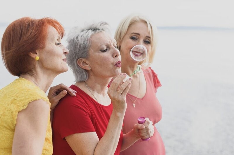 3 Frauen mit Seifenblasen