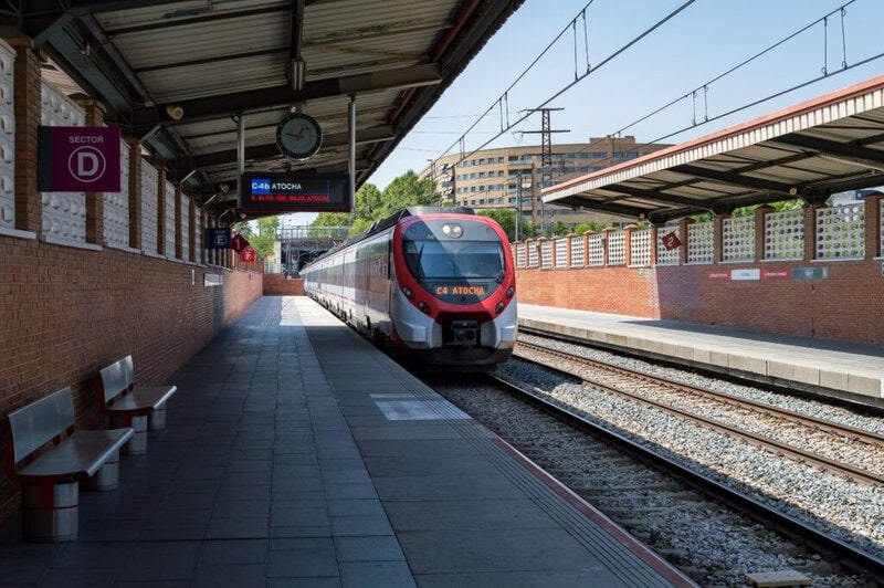 Tren Civia de Cercanías Madrid entrando en una estación, imagen de archivo de la línea C-2