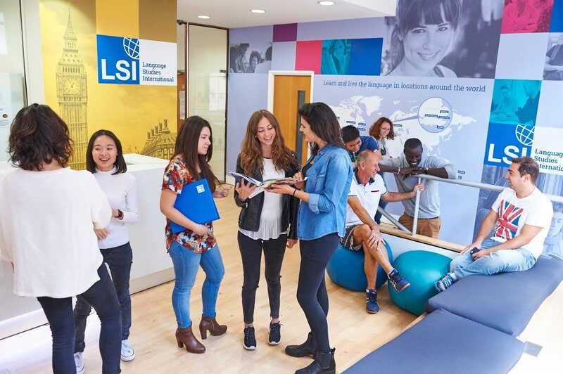 Internationale Sprachschüler in einer Sprachschule bei LSI Language Studies International.