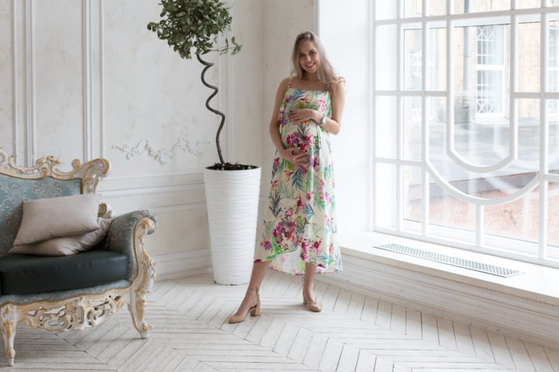 10 идеальных платьев на лето для будущих и кормящих мам
