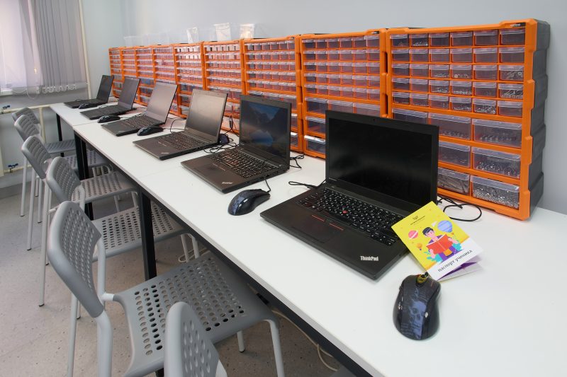 Ноутбуки ThinkPad и системы хранения радиодеталей в ИТ-классе Инжинириума в Выхино-Жулебино.