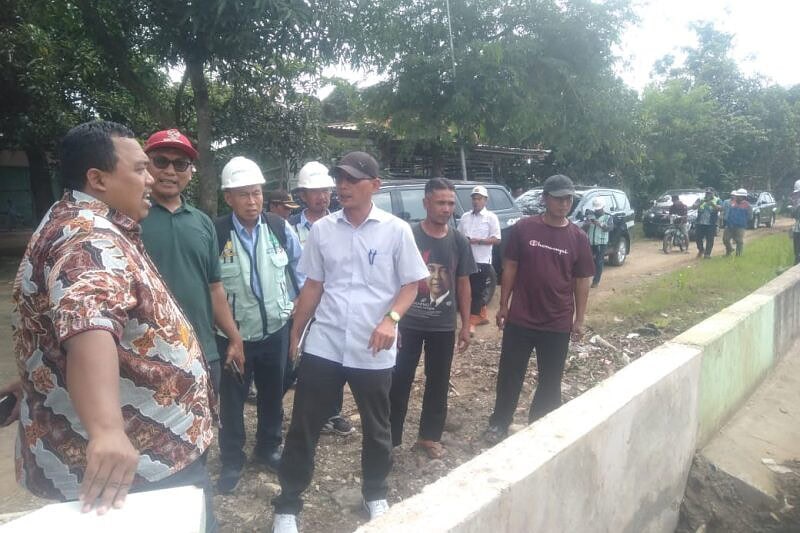 Anggota DPR Indramayu saat meninjau akses jalan yang rusak pada Kamis 13. Februari 2025