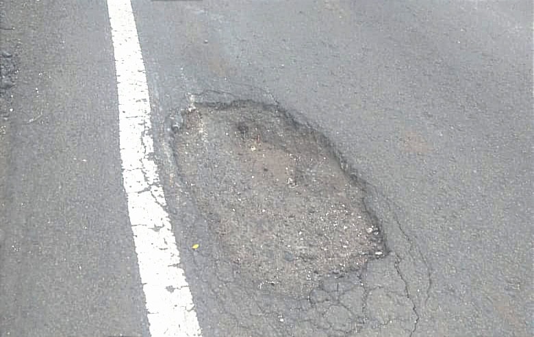 mulai dari Kecamatan Kertasemaya sampai Kecamatan Kandanghaur Kabupaten Indramayu, banyak ditemukan titik - titik jalan yang berlubang hingga cukup dalam.