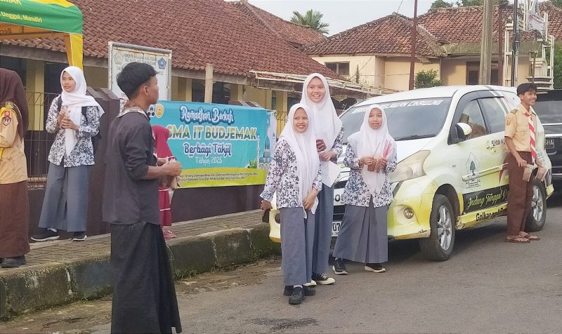 Para Pelajar SMA IT Budjemak Tanjungsiang Gelar Aksi Berbagi Takjil