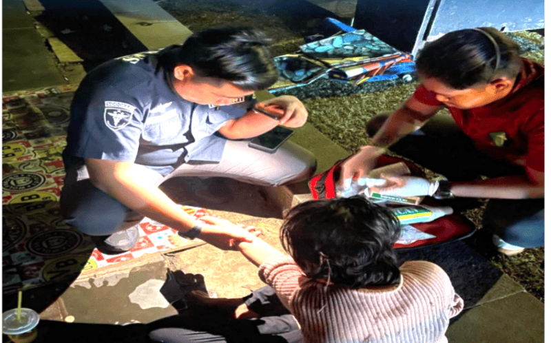 Wanita berusia sekitar 30 tahun mencoba bunuh diri, namun berhasil diselamatkan polisi.