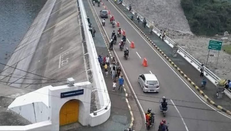 Bendungan Cirata terletak di perbatasan Jawa Barat dan Jawa Tengah, Bendungan Cirata merupakan salah satu destinasi wisata yang paling populer di Indonesia. Minggu 30 Maret 2025.