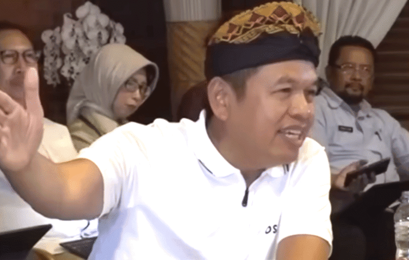 Gubernur Jawa Barat Dedi Mulyadi saat berdiskusi dengan Kepala Dinas Pendidikan Jawa Barat Purwanto tentang kegiatan Outing Class.