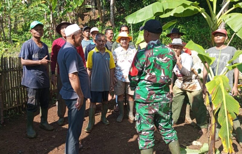 Kades Sukakerti, H Tatang, meninjau lokasi longsor dan menghimbau warga untuk selalu menjaga lingkungan.