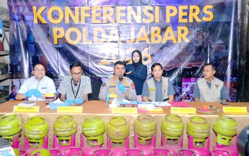 Polda Jabar menjerat kedua tersangka dengan Pasal 55 Undang-Undang Nomor 22 Tahun 2001 tentang Minyak dan Gas Bumi.