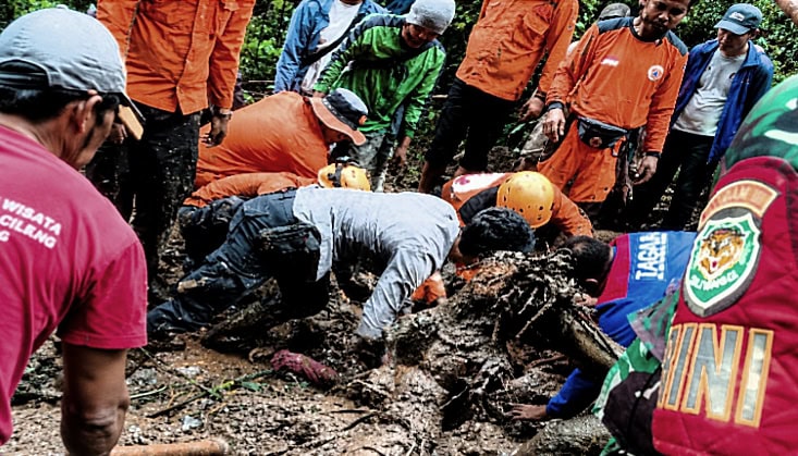 Dua wisatawan korban longsor di Curug Cileat ditemukan, proses evakuasi masih berlangsung. 