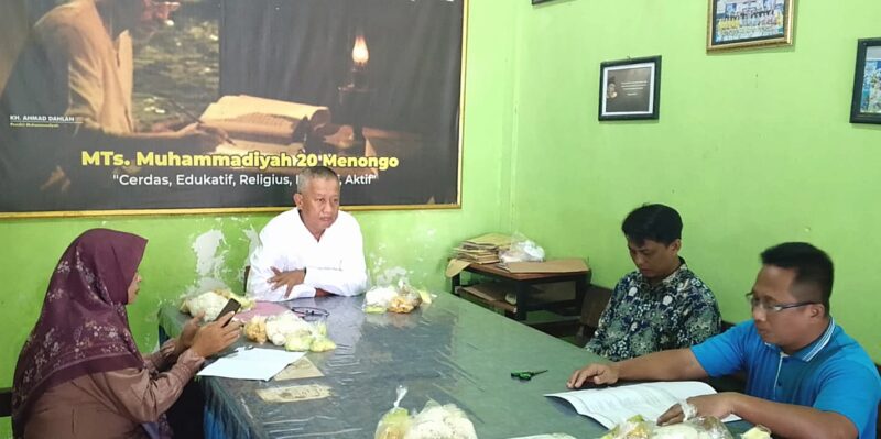 Menghargai guru tidak harus dengan barang mahal atau amplop. Justru, apresiasi terbaik adalah dukungan terhadap proses belajar dan keberhasilan siswa itu sendiri.