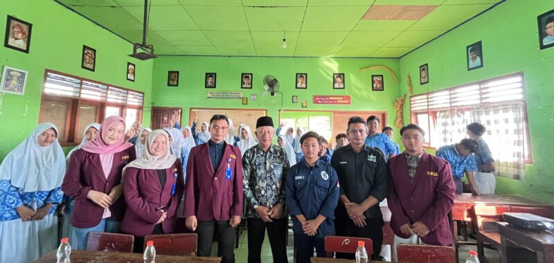 Mahasiswa Jurusan Keperawatan Semester 2 Universitas Muhammadiyah Lamongan (UMLA) menggelar kegiatan penyuluhan kesehatan bertajuk “Pentingnya Hidup Bersih dan Sehat”.