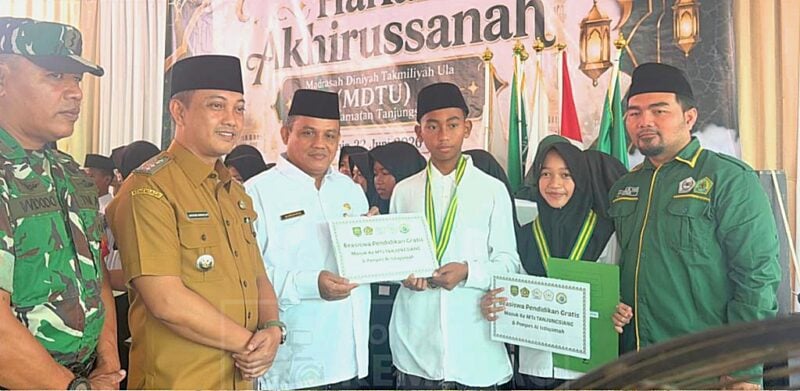 Penyerahan simbolis beasiswa pendidikan gratis kepada santri berprestasi MDTU se-Kecamatan Tanjungsiang dalam kegiatan Haflah Akhirussanah di Pondok Pesantren Al Istiqomah, Senin (22/6/2026).